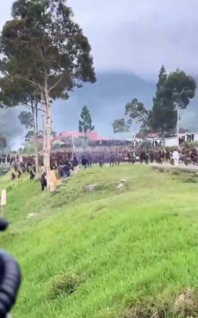 TRIBES LIVING IN THE MOUNTAINS OF INDONESIA CLASH WITH THE LOCAL POLICE USING BOW & ARROW