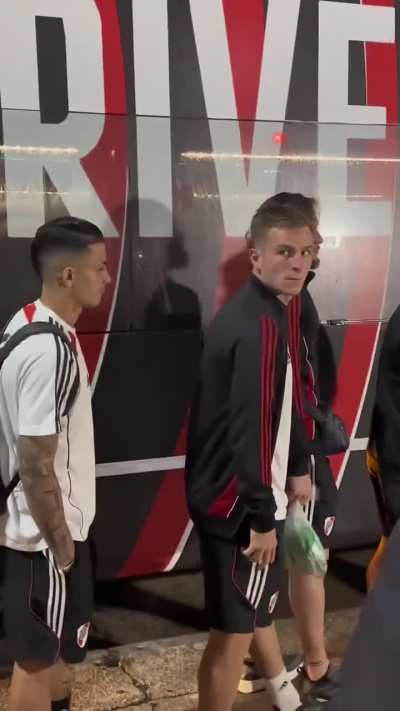 Hinchas increpando a Galoppo mientras el plantel sube al micro (🎥: @caste_emi)