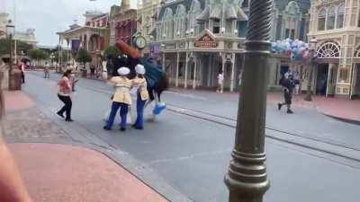 If you watch closely, you can see the guy THROW the balloon at the horse in the beginning. His wife says ‘Paul, really?!’