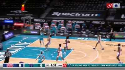 [Highlight] LaMelo with the full court pass to Miles Bridges for the easy layup