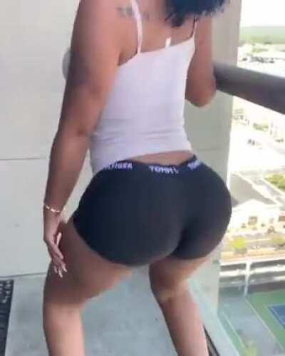 Taylor Hing (@_chinesekitty)