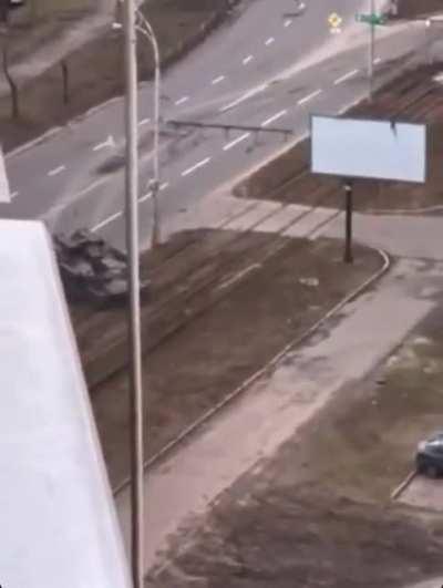 Tanque russo passando por cima de carro civil ocupado e em movimento