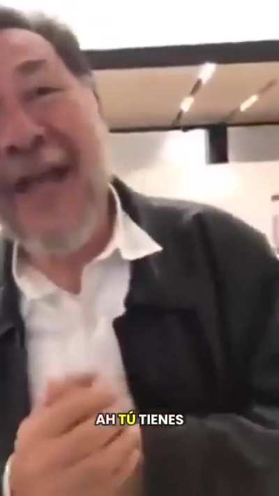 Jajaja agarran a Noroña en sus eternos viajes vacacionales saliendo de la sala VIP, por hacerse el gracioso, sin querer admitió que él no paga esos servicios sino que los paga el pueblo. Luego quiso arreglarlo pero quedó como pendejo