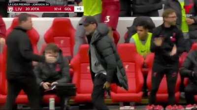 Klopp pulls his hamstring while celebrating Jota’s winner