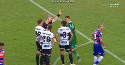 Sarrafiore, atacante do Coritiba, defendeu um pênalti