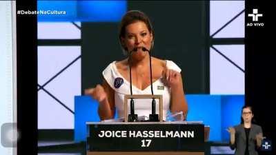 Olha... acredito que jamais tenha havido um momento político tão deprimente quanto o atual. Que fase, não? Será que piora ainda mais?