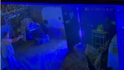 El momento en el que un ex agente penitenciario responde a los tiros a un intento de asalto