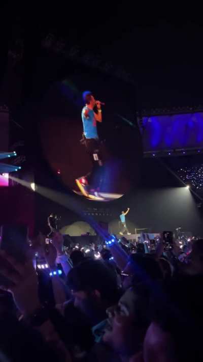 Phones in your pocket, Hands in the Air- video of A Sky full of Stars