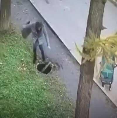 El niño fue lo vi entrar en los conductos