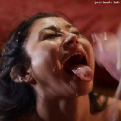 Danny D Flavouring Rae's Face!!