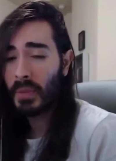 Critikal putting on something comfortable to defend CallMeCarson