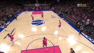 [Highlight] Jrue Holiday drains the 3/4 court heave but doesn't beat the half time buzzer