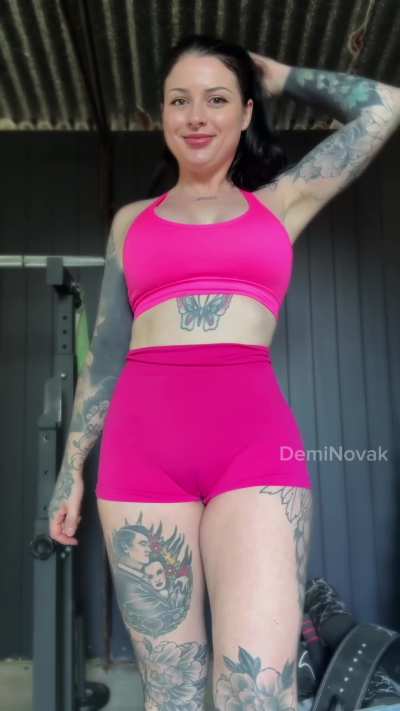 hot pink cameltoe for this hot goth