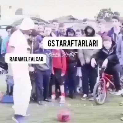 Galatasaray uçuyormuş. Fatih terim imPARAtormuş. SİKTİR LAN GARDAAAAŞŞŞ 🔥🔥😎😎😎😎