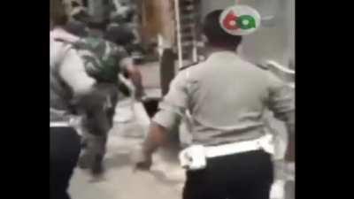 Kalo polisi di US make taser/pistol, di indo make bangku panjang wkwkwk