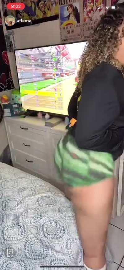 Uffemz shaking her fat ass