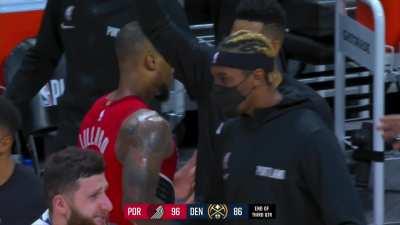 [Highlight] Dame rises up over the double and drills the three to end the 3rd quarter