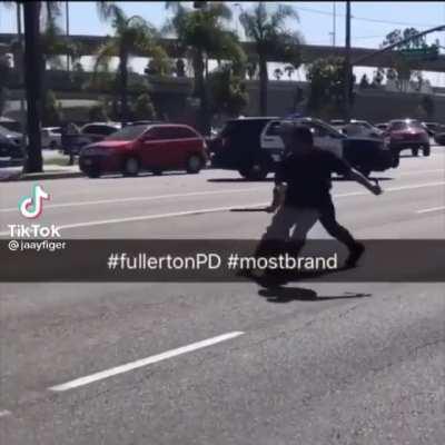 Cop just can’t keep up with this man’s brisk trot