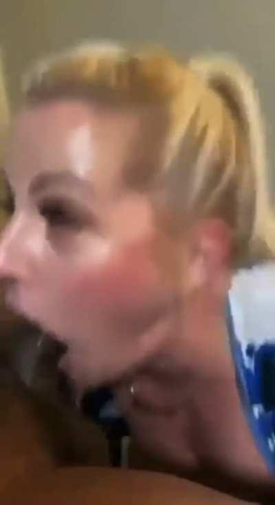 Mom of two hasn't forgotten how to throat big cocks ðð