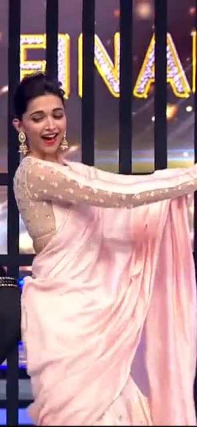 Deepika Padukone.😍😍.red lips sexy back🔥🔥