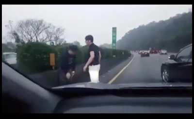 Grab a stick, get off the car and —— apologize!