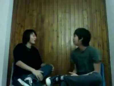 solcular ve sağcılar bir konu hakkında tartışıyorlar