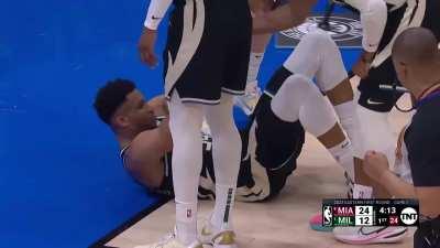 [Highlight] Giannis with a scary fall on his back, but is thankfully fine afterwards