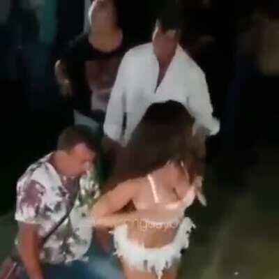 Cuando invitas atu novia al baile... y ti esposa se entera 😬😂 #paquetecasabasjuan