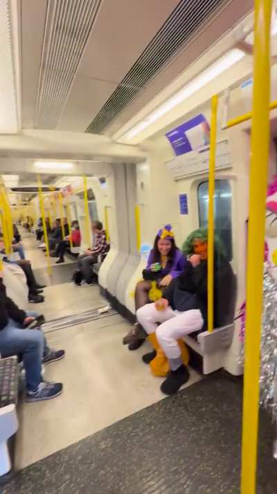 She even serves on the tube. Just check her balance stance🧍🏼‍♀️