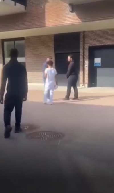 Gutt(18) slår ned eldre man(53) Ny video med LYD