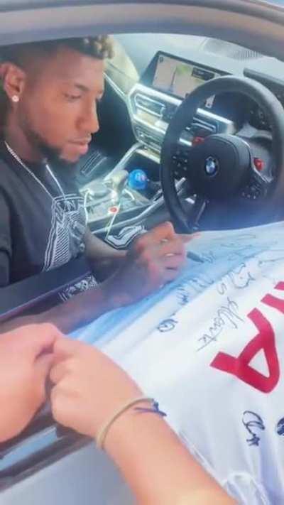 @ritmodetorcida O pequeno torcedor do Tottenham foi pedir um autógrafo ao Emerson Royal na entrada do CT. Que bom que o garoto não entende português.