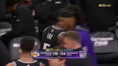 [Highlight] DeAaron Fox throws up the prayer before the buzzer, leaves unhappy with the lack of a call for the contact on the wrist