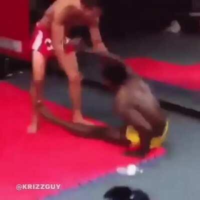 Dia una viejas mirame