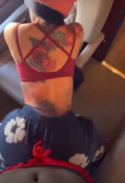 Cardi b twerking on offset 