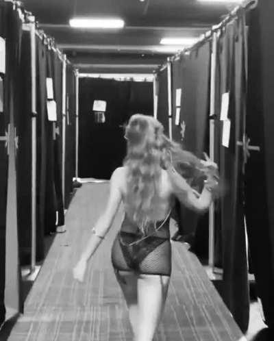 Sabrina Carpenter Showing Off Again