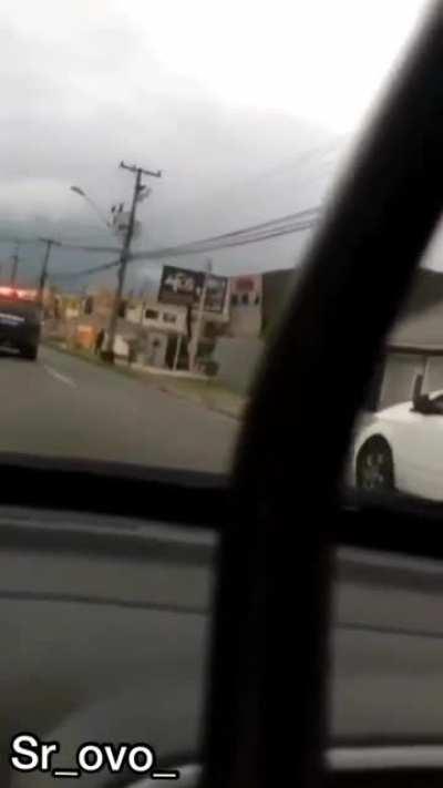 Pode polícia dando fuga no grupo?