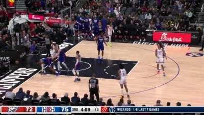 [Highlight] Paul George with the 360 dunk + replay