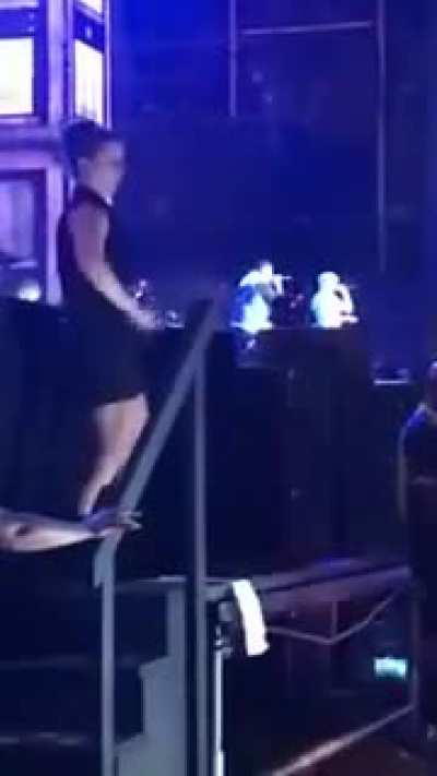 Следите за руками. (Сурдоперевод на концерте Эминема).