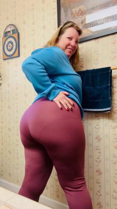 I'm looking for a younger guy to fuck me from behind with his pathetic cock while I fart 💨 Any takers? 🤤 