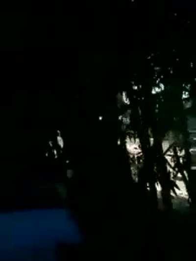 pulando de moto no rio, esse brabo