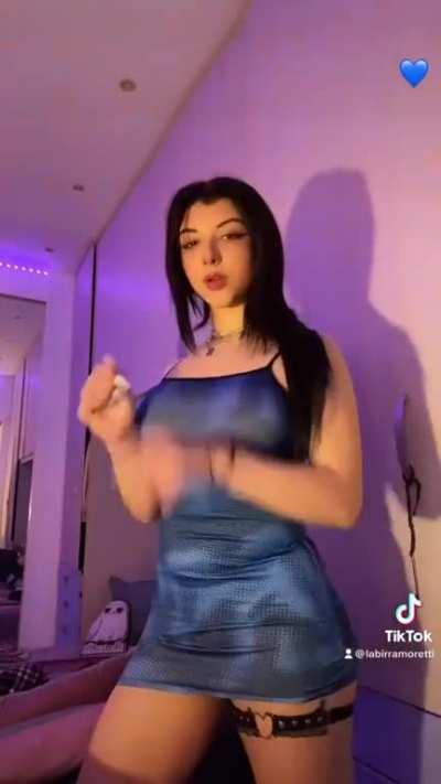 sta troia vuole qualcuno che le sborri nel culo