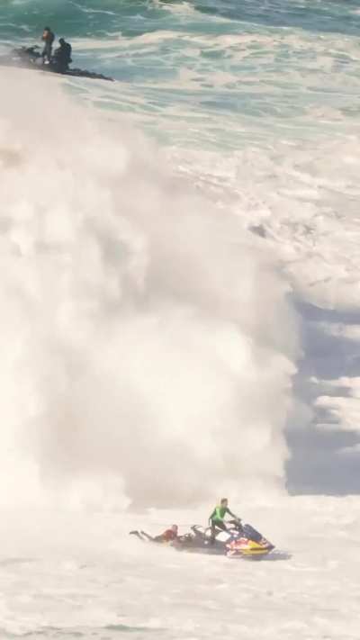Lucas Fink rescuing a surfer at Nazaré