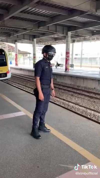 Polis Bantuan KTMB with smart helmet that can do temperature scanning