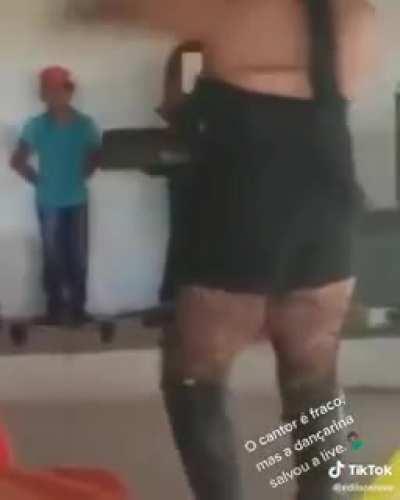 LIVE: Brazilian's singing Bonnie Tyler's song: Total Eclipse Of The Heart. The dancing performance is the best. Isn't it funny?