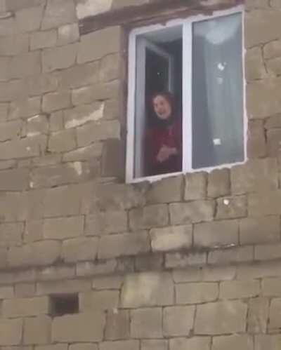 Vovozinhas russas chamando mais uma amiga para brincar na neve