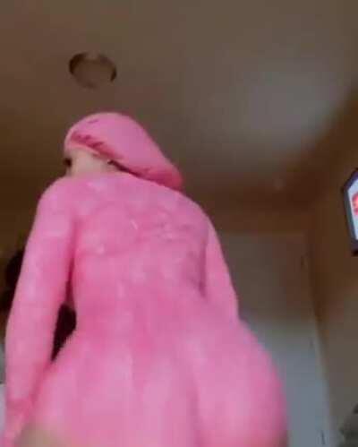 She knows what she's doing 🍑🍑