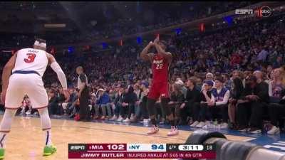 [Highlight] Jimmy Butler practicing his three point stroke while standing motionless in the corner
