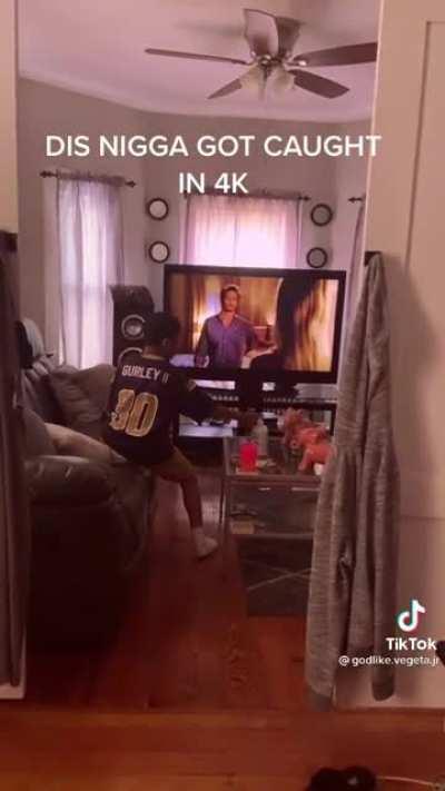 bdeoliln wildin in the living room