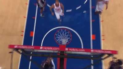 [Highlight] Harden tosses the beautiful no look pass to Embiid who slams it, electrifying the crowd in MSG.