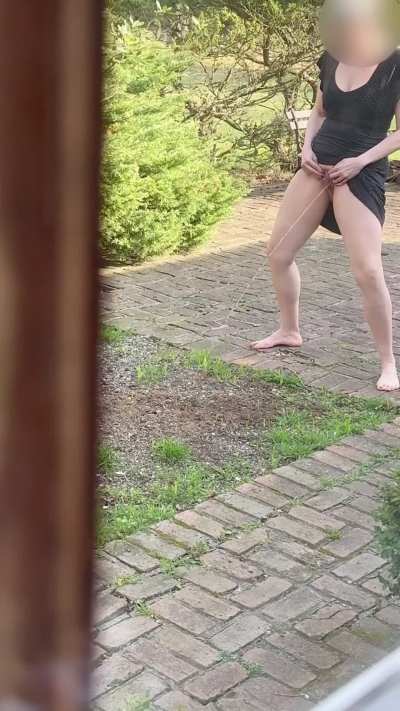 Caught her pissing- outdoor voyeur 👀